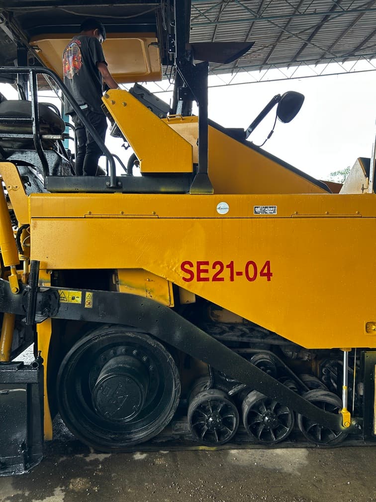 Caterpillar AP655D Wheel Asphalt Paver Truck - 2013, Used, Good Condition - Image 12