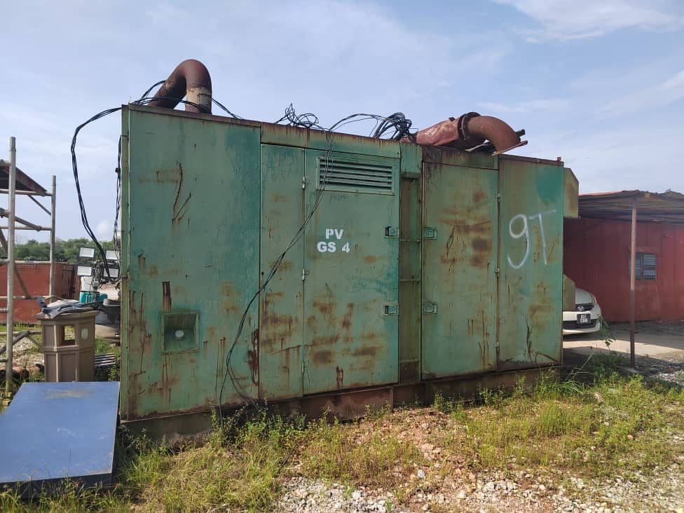 Caterpillar | Generator Set with Canopy | 650KVA | 1995 | Used | GS4 - Engine ok, Wiring Need Repair - Image 1